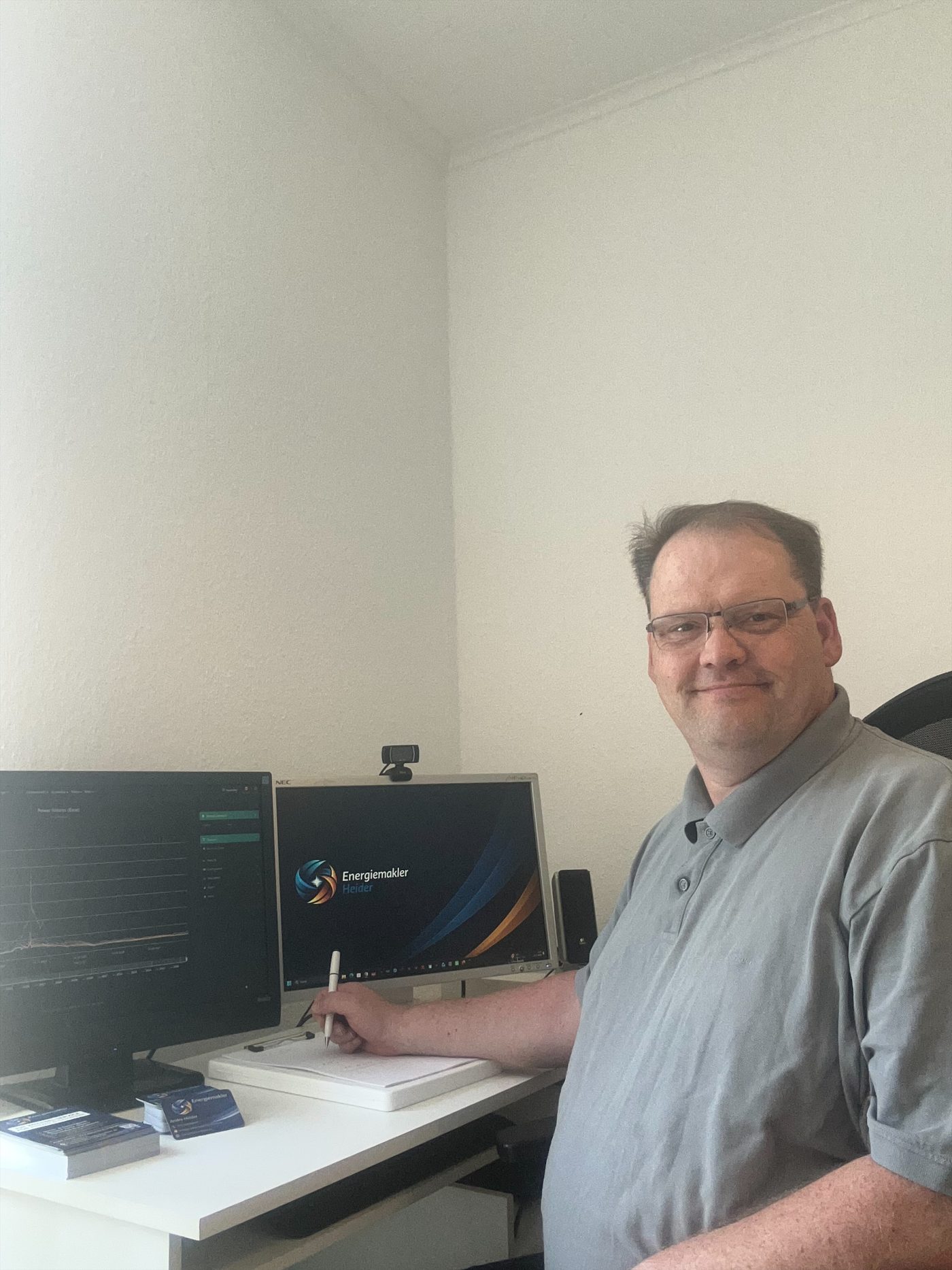 Andre Heider bei der Vertragsanalyse am Arbeitsplatz